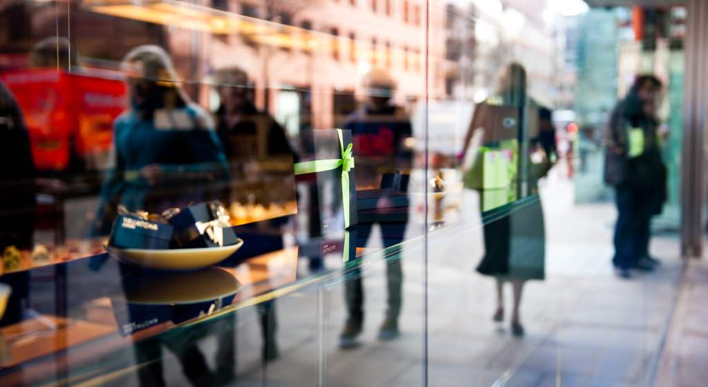 How to Pull Focus with Mirrors and Reflections The Black and Blue