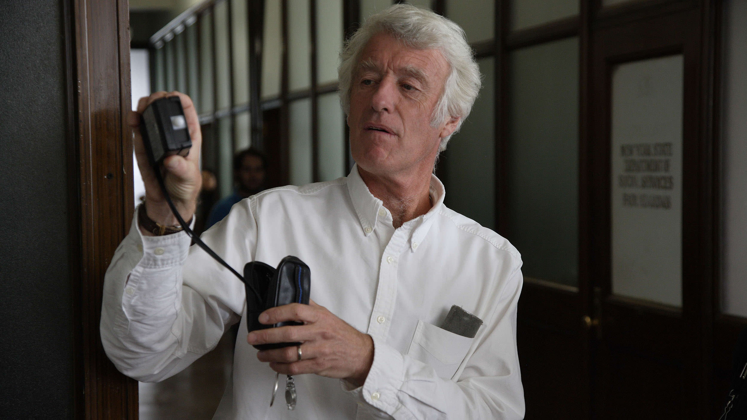25 Pieces of Juicy Filmmaking Knowledge from Cinematographer Roger Deakins  | The Black and Blue